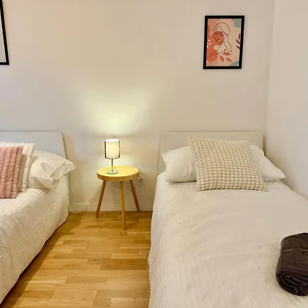 Modern Cosy Apartment With Patio Near Scs