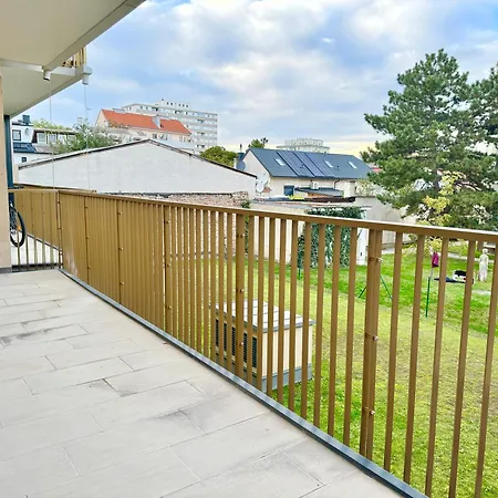 Apartment Modern Cosy Apartment With Patio Near Scs *