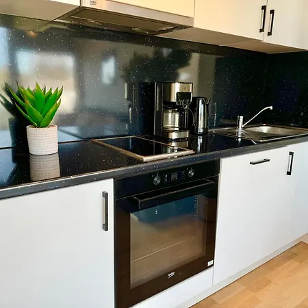 Modern Cosy Apartment With Patio Near Scs Apartment