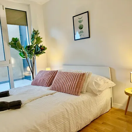 Modern Cosy Apartment With Patio Near Scs Apartment